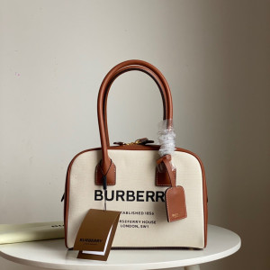 [Burberry] 미듐 호스페리 프린트 코튼 캔버스 하프 큐브백