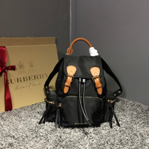 [BURBERRY] 스몰 나일론 가죽 럭색